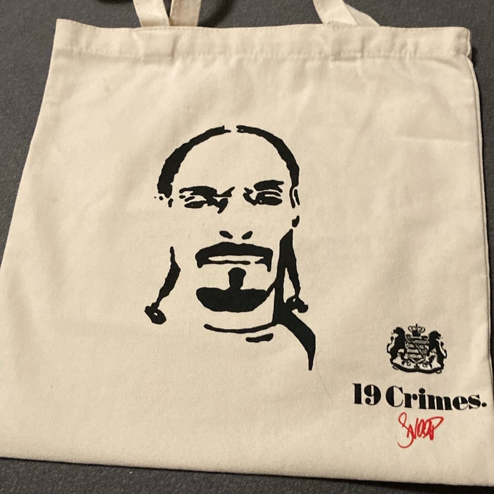 19 Crimes Tote Snoop & Martha